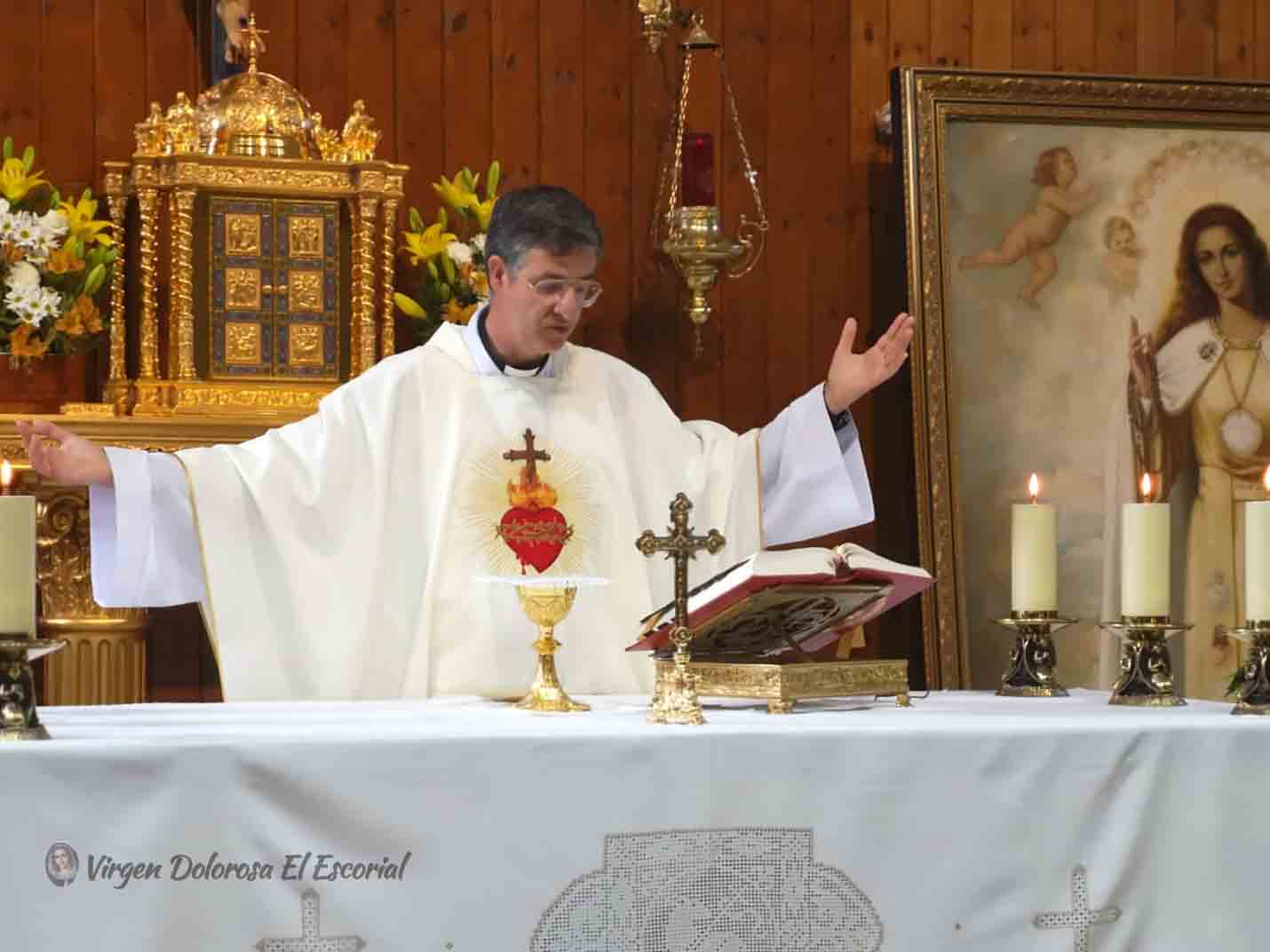 sacerdotes iglesia católica parroquia virgen de los dolores el escorial prado nuevo sagrario eucaristía altar 