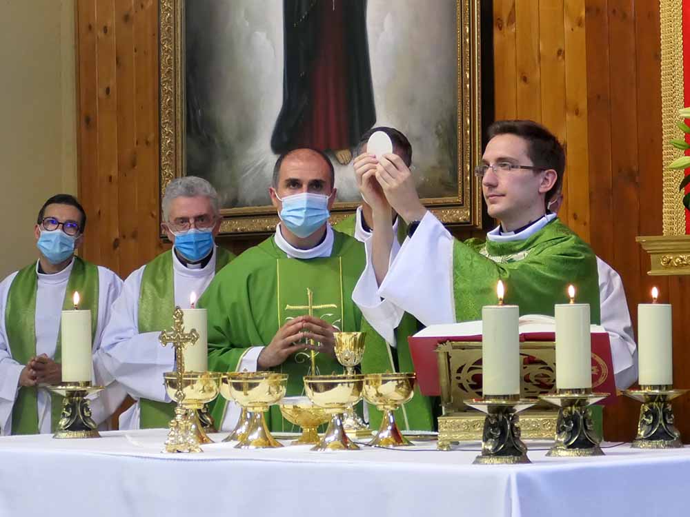 celebración de la eucaristía consagración del pan jóvenes sacerdotes archidiocesis de Madrid