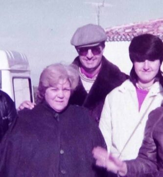 Julián y su familia con Amparo Cuevas
