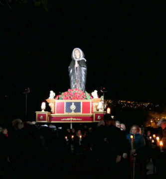 Virgen Dolorosa de El Escorial en procesión el Viernes Santo por la noche