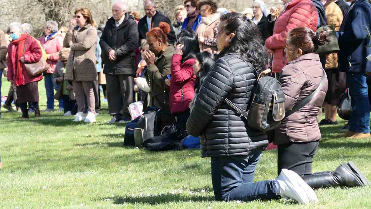 peregrinos-rezando-en-Prado-Nuevo-de-El-Escorial-Madrid