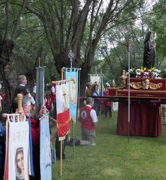 Rezo del Santo Rosario en procesión en Prado Nuevo