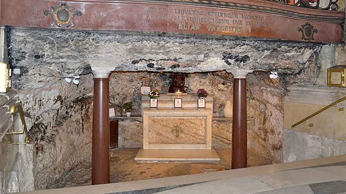 Interior de la gruta de Elías en el Monte Carmelo, Israel
