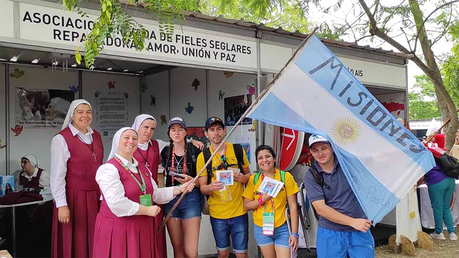 Voluntarios de Argentina con la Reparadoras JMJ 2023