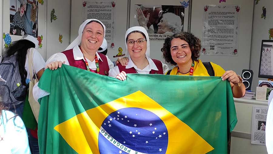 Voluntarios de Brasil con las Reparadoras en la JMJ 2023