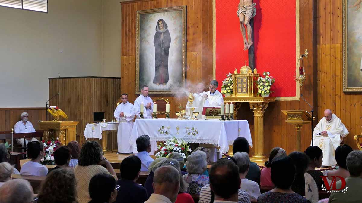 Sacerdotes de la Obra de El Escorial Celebrando la Santa Misa en Prado Nuevo