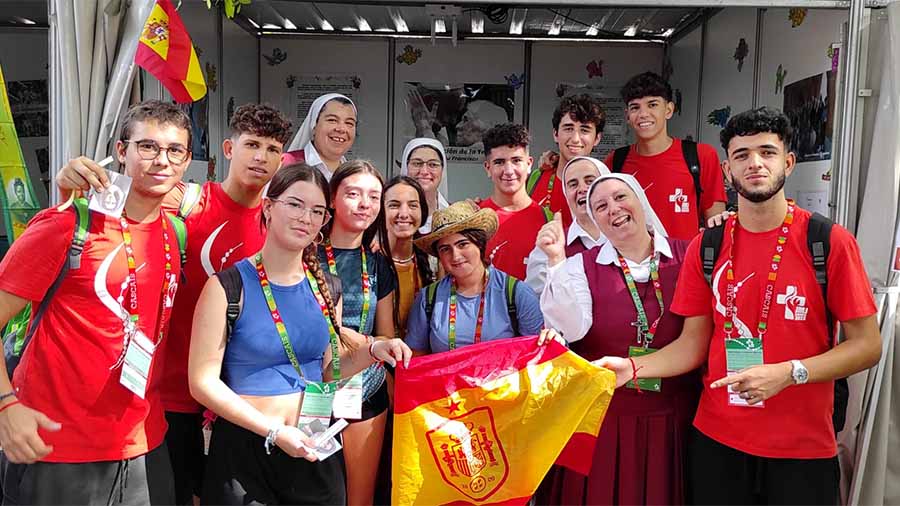Peregrinos Españoles junto a las Hermanas Reparadoras en la JMJ de Portugal