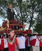 Jóvenes portando a la Virgen de los Dolores de El Escorial