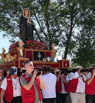 Jóvenes portando a la Virgen de los Dolores de El Escorial