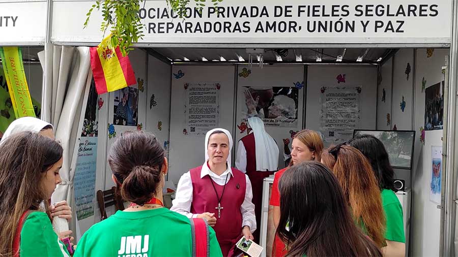 Hermanas Reparadoras hablando con voluntarios en la JMJ de Lisboa