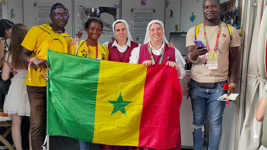 Fieles de Senegal en el Stand de las Hermanas Reparadoras de la Obra de Amparo Cuevas
