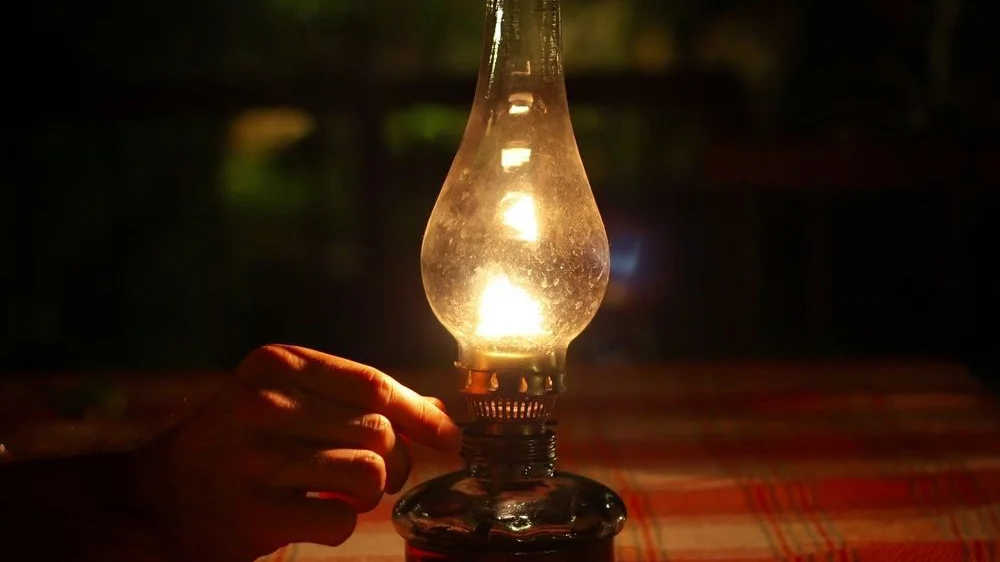 Imagen de una lámpara de aceite antigua