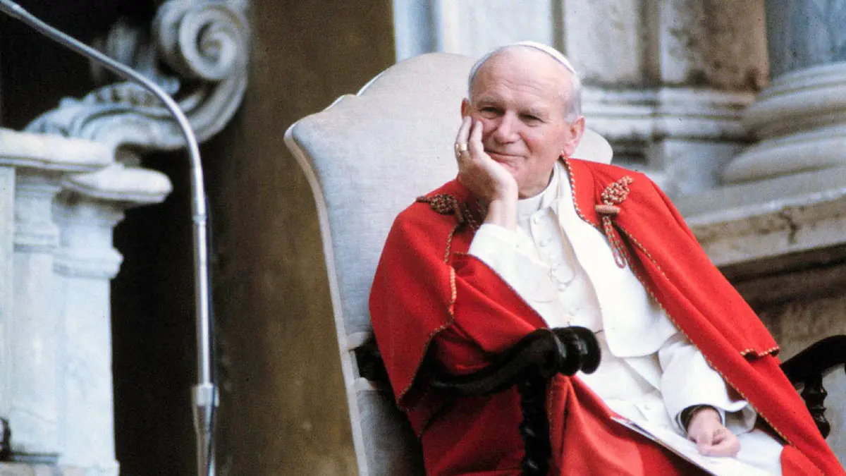 El Papa Juan Pablo II sentado escuchando en una audiencia