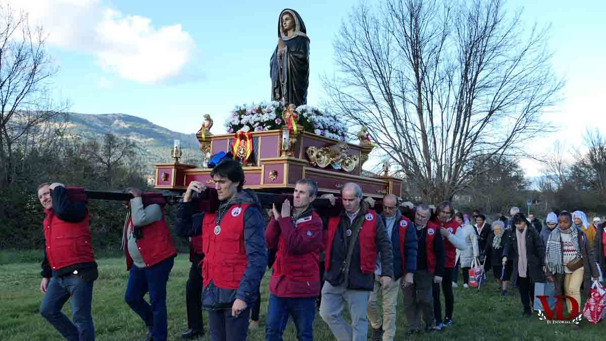 Peregrinos de la Comunidad de las Ermitas portando la imagen de la Virgen en Prado Nuevo