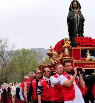 Costaleros del la Virgen Dolorosa en el primer sábado del mes de abril del 2024