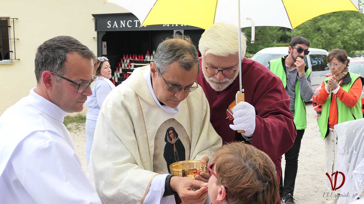 El padre Ignacio Doñoro da la comunión en las apariciones de la Virgen en El Escorial