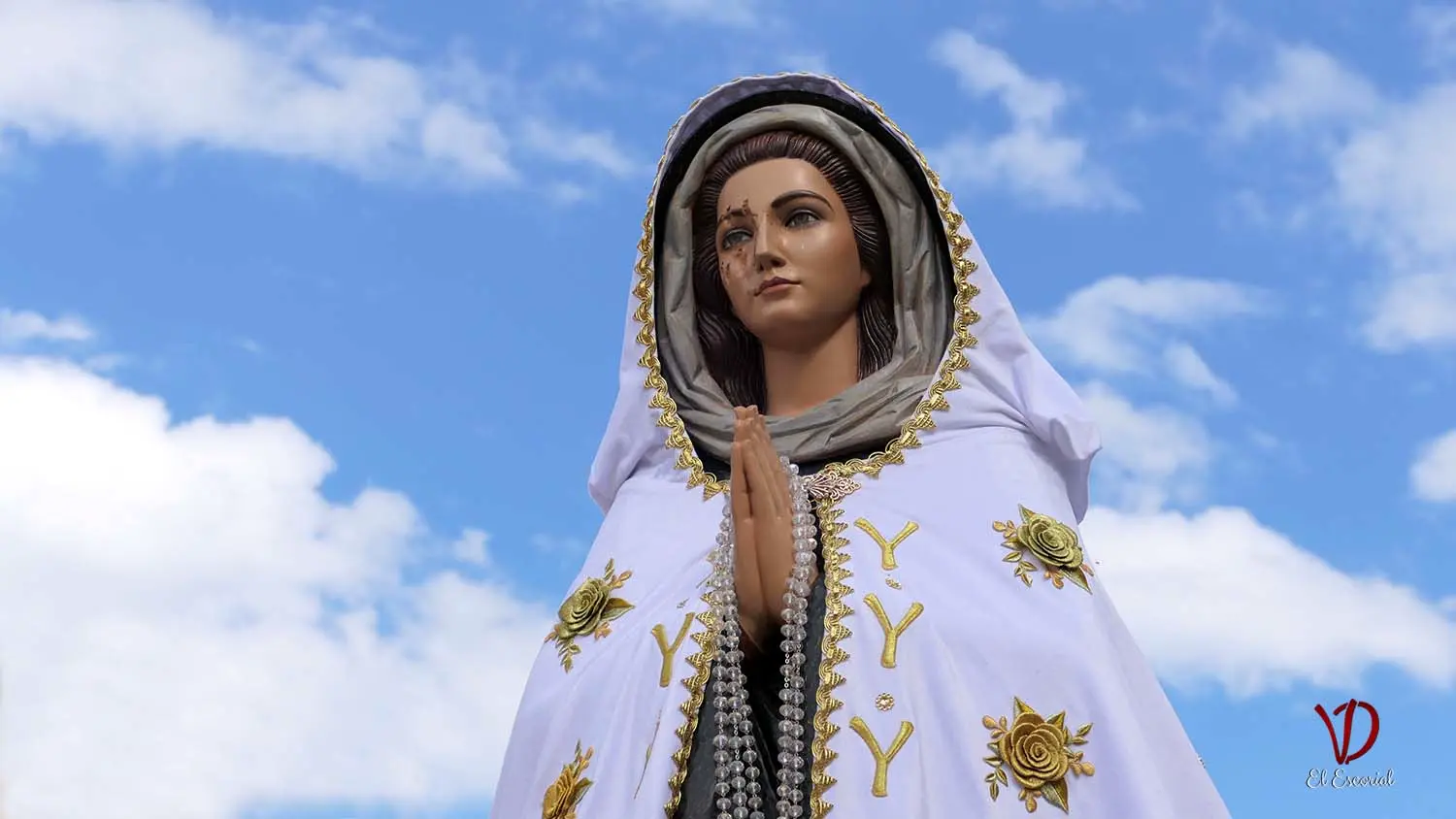 La Virgen de El Escorial sale en procesión con el manto