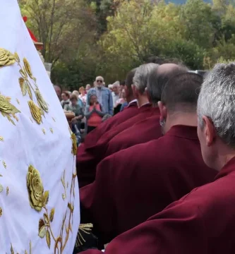 Detalle del manto de la Virgen de El Escorial junto a los costaleros en octubre del 2024
