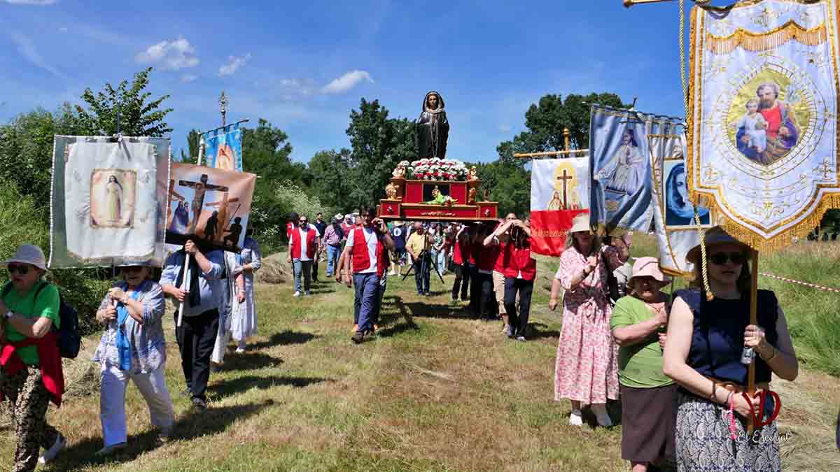 Procesión con los estandartes en el mes de junio del 2025 en El Escorial