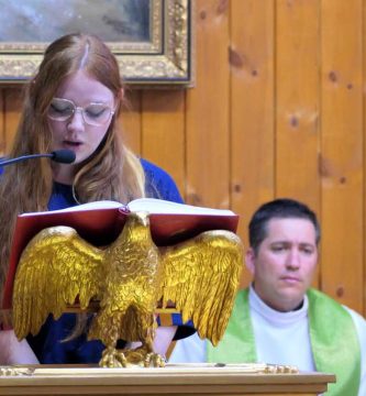 Peregrina d Ciudad Rodrigo leyendo las lecturas en el primer sábado del mes de agosto del 2025