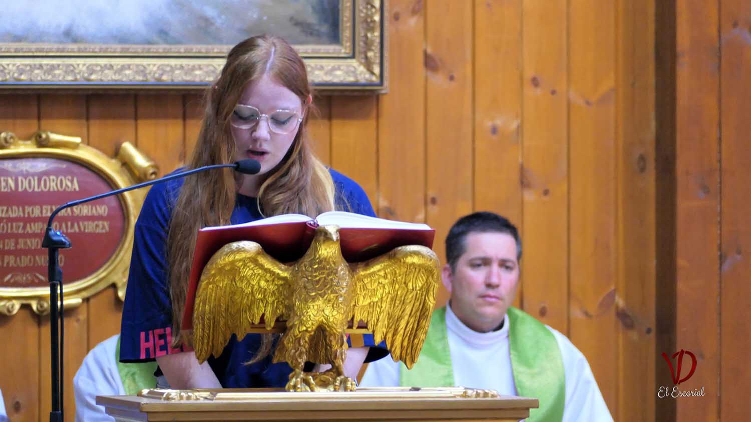 Peregrina d Ciudad Rodrigo leyendo las lecturas en el primer sábado del mes de agosto del 2025