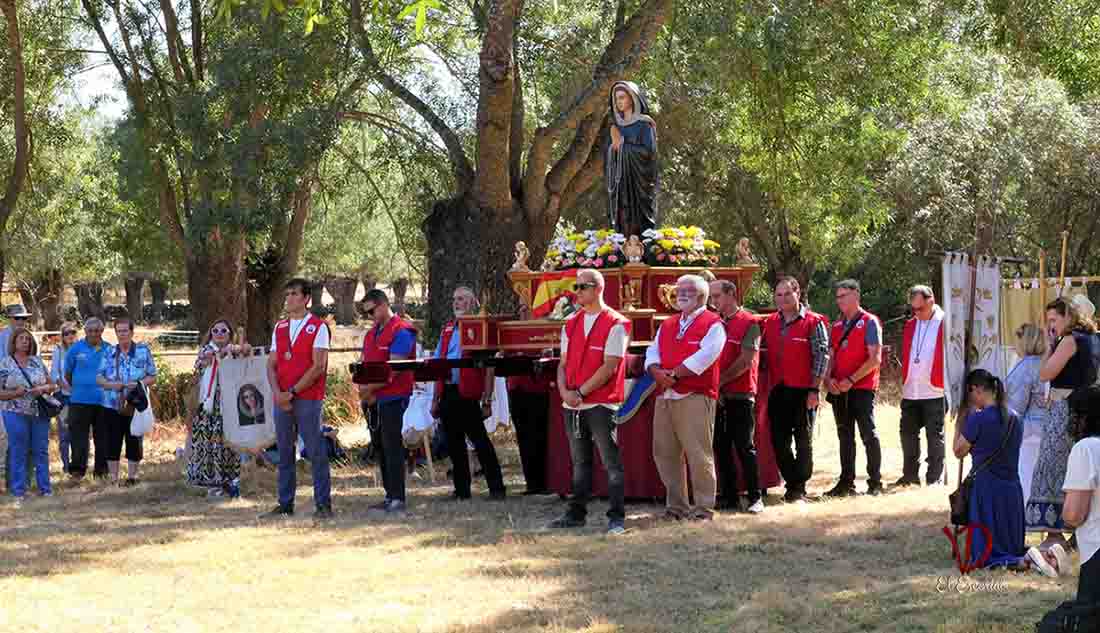 Virgen de los Dolores custodiada por los braceros en Prado Nuevo de El Escorial