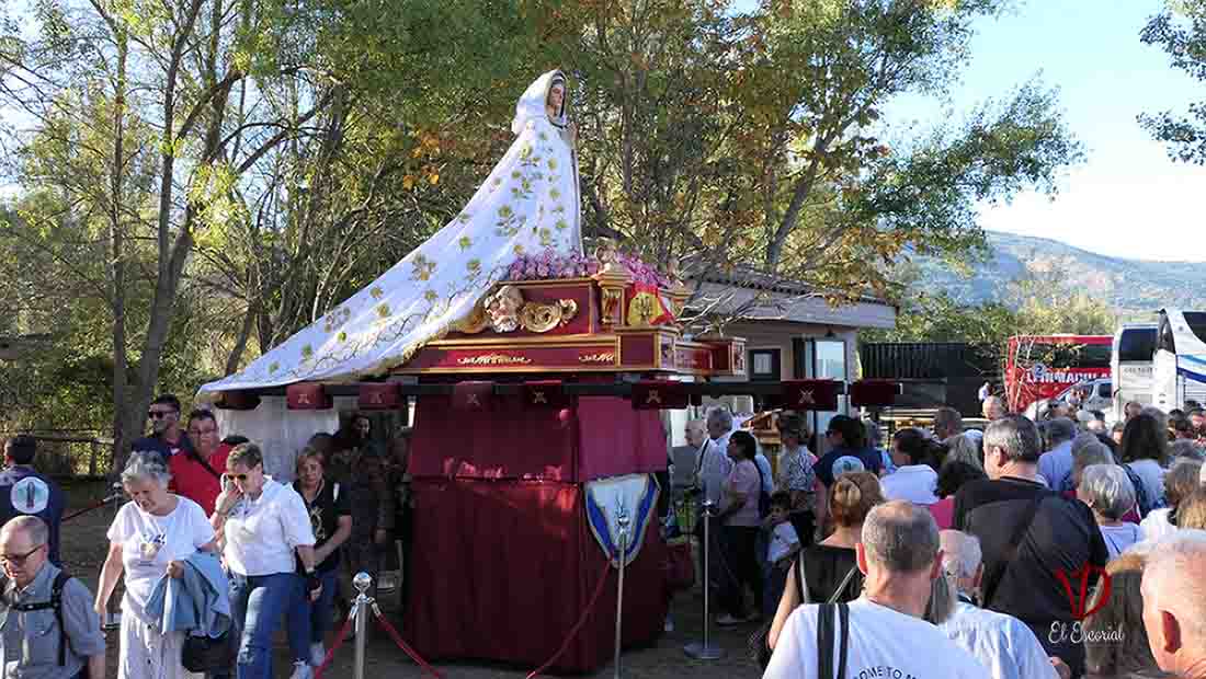 Peregrinos de El Escorial pasando bajo el manto de la Virgen en octubre del 2025