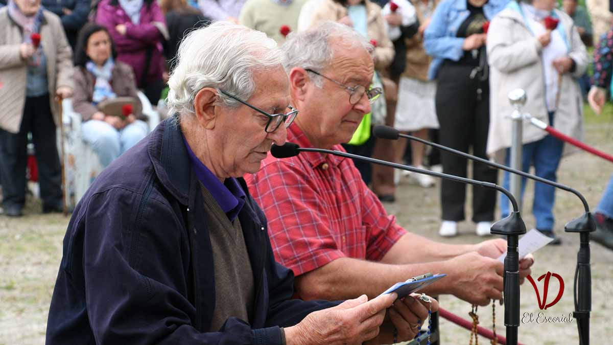 Miembros de la Obra de Prado Nuevo de El Escorial llevando el rezo del Santo Rosario en mayo del 2026