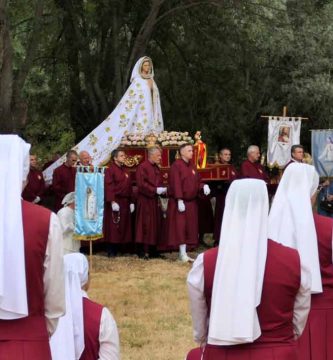 Hermanas Reparadoras rezando el Rosario en el día de la Asunción de la Virgen María a los cielos en Prado Nuevo de EL Escorial 2026