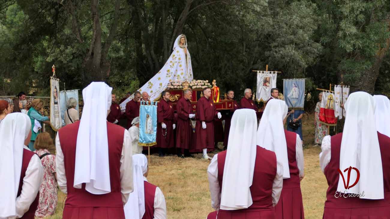 Hermanas Reparadoras rezando el Rosario en el día de la Asunción de la Virgen María a los cielos en Prado Nuevo de EL Escorial 2026