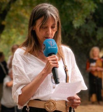 Peregrina de Prado Nuevo leyendo una meditación en el rezo de Santo Rosario septiembre 2026