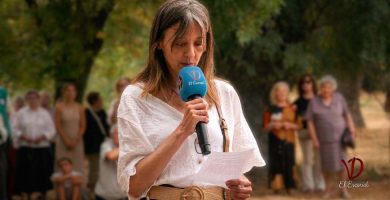Peregrina de Prado Nuevo leyendo una meditación en el rezo de Santo Rosario septiembre 2026