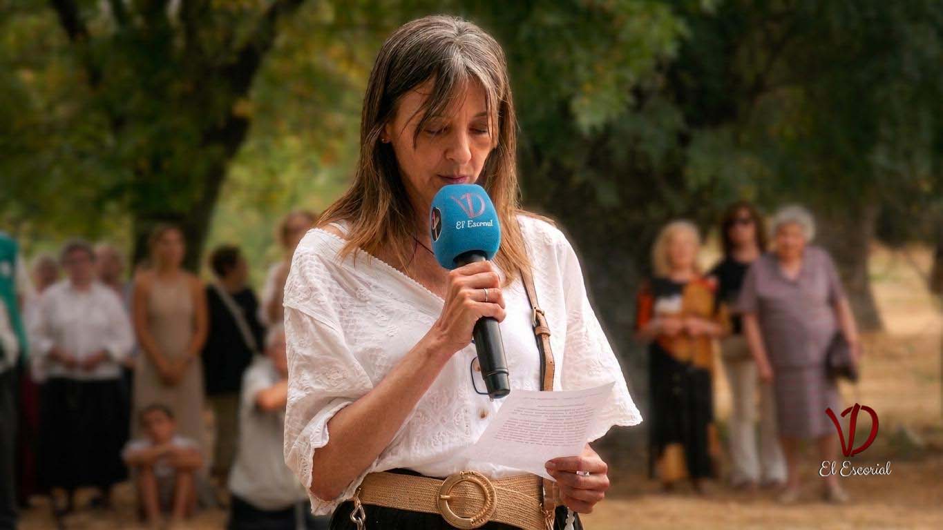 Peregrina de Prado Nuevo leyendo una meditación en el rezo de Santo Rosario septiembre 2026