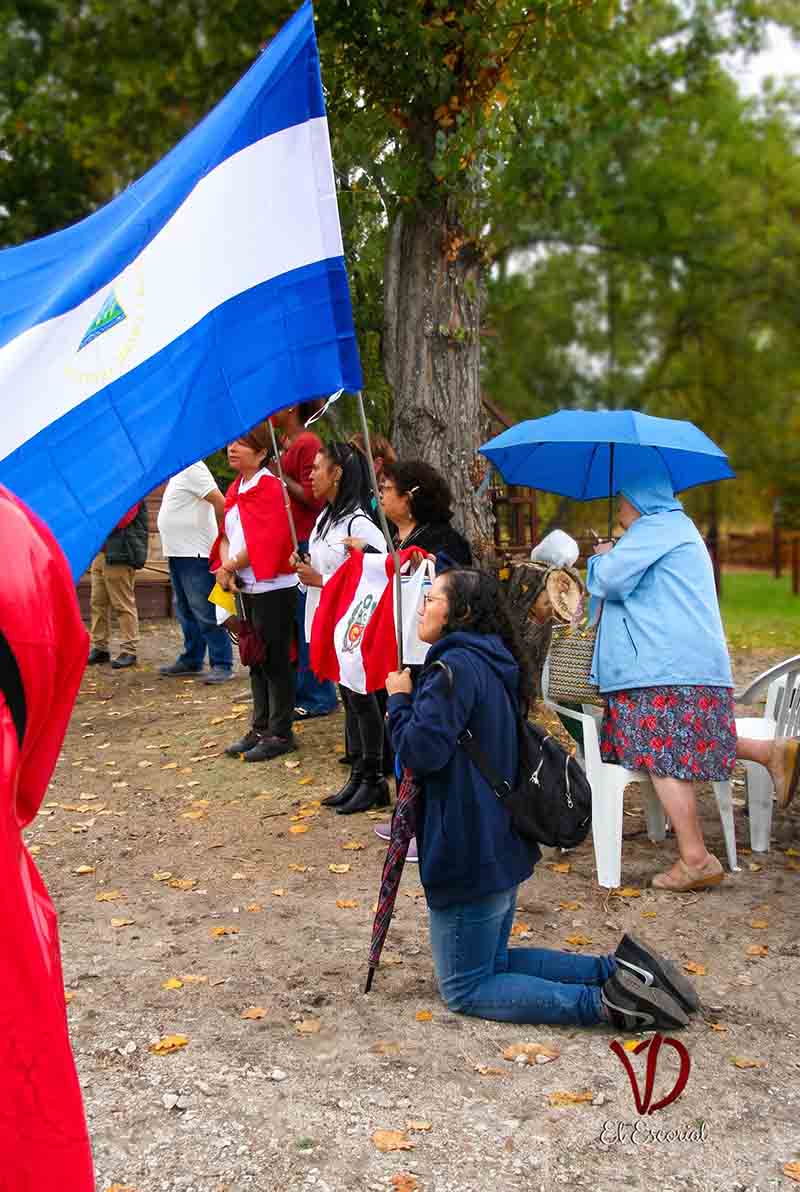 Peregrina de El Salvador rezando el Rosario en el Centro de peregrinos de El Escorial