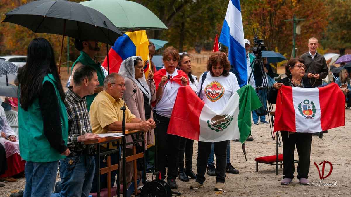 Peregrinos de Sudam&eacute;rica rezando el Rosario Internacional en Prado Nuevo en octubre del 2026